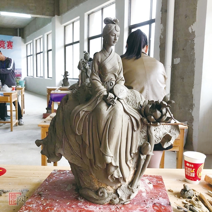 叶云凤创作的《荷花仙子》，获2021年泉州市陶瓷职工技能大赛现场赛金奖.jpg