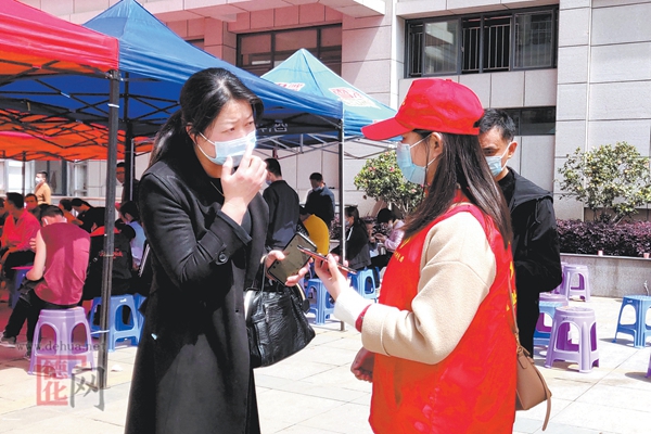 助力疫苗接种 “红马甲”在行动 - 憨鼠网