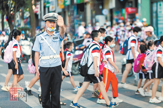 “护学岗”护安全 - 憨鼠网